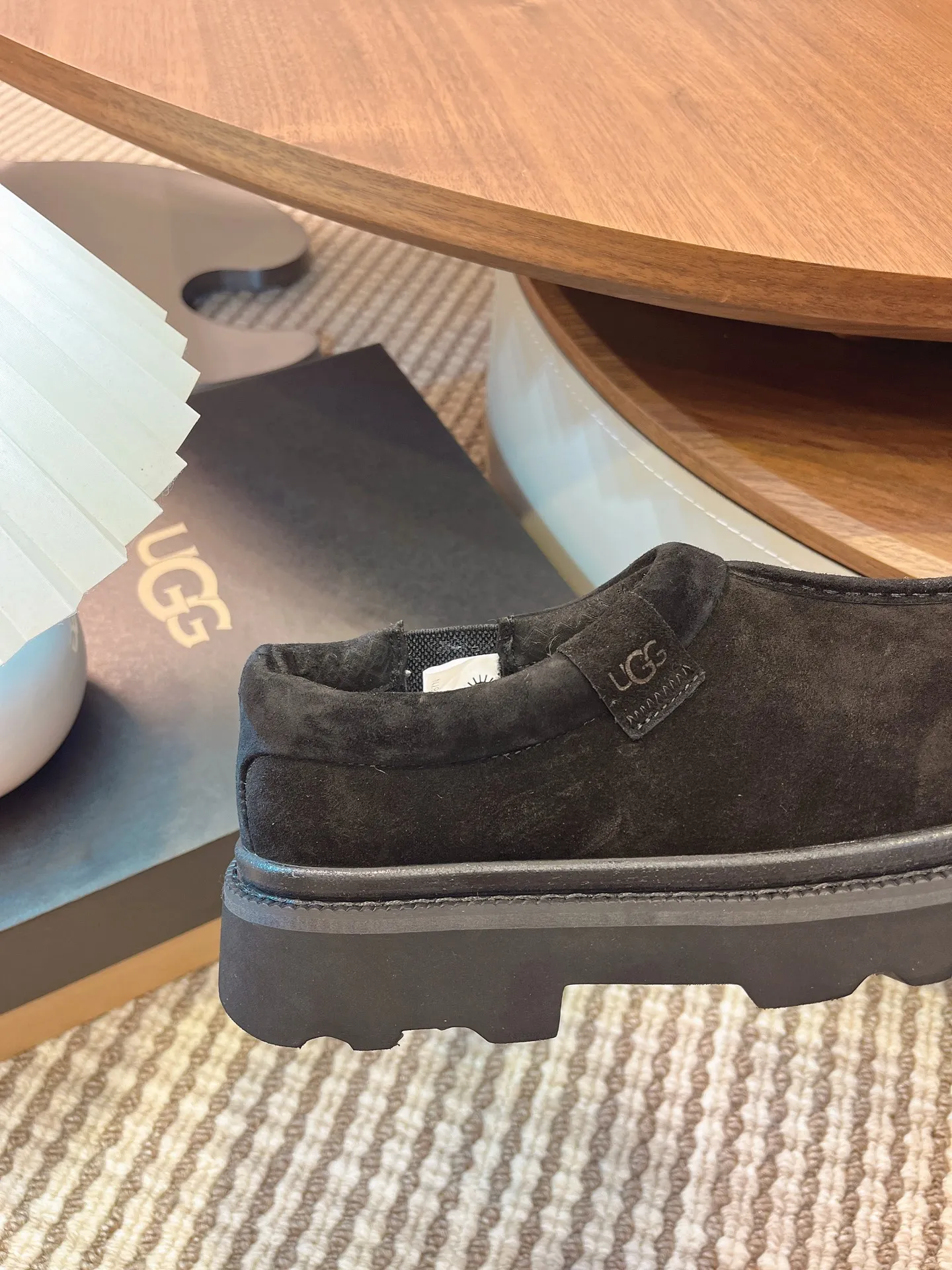 p518🐮🐮2025 new style𝑼𝑮𝑮•Men's style ◾️.Winter snow boots and fur shoes. The matching coefficient is also 100%.💥Very good-looking✨Full of fashion and you will look great when you put it on📈 Tasman casual boots. The heel is decorated with a hot embossed brand logo. Item No.: 1166913 Upper: High-quality cow suede Inner lining: sheepskin imported from Australia. The inner lining is made of Australian lamb wool. Outsole: EVA non-slip outsole. Size: 40 to 44